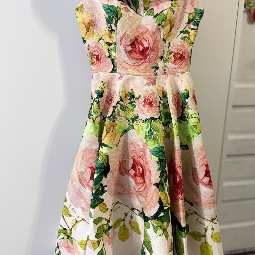 Elegant Floral Woman Dress with Pink and Green Design
